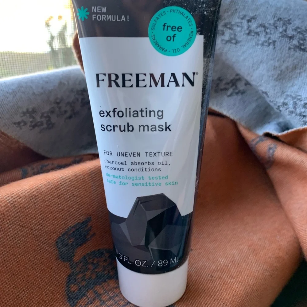 Black Exfoliating Scrub Mask